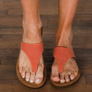 COCONUTS by MATISSE Mikayla Sandals Womens Sixe 7.5M Peach Eyelets Thong Slide